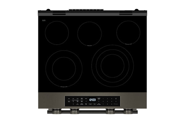 Vista superior de una estufa eléctrica con superficie vitrocerámica negra de cinco zonas de cocción, incluyendo dos elementos de tamaño expandible. Cuenta con panel de control digital frontal y cuatro perillas metálicas para ajustar la temperatura y funciones del horno.
