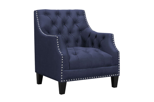 Sillón azul marino con respaldo capitoné y detalles de tachuelas sobre fondo blanco.