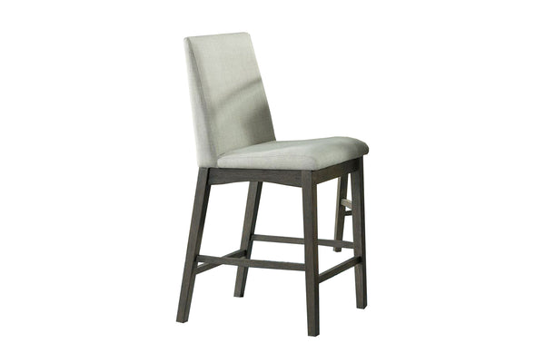 Silla "counter height" con base de madera marrón grisáceo con acolchado crema en un fondo blanco. 