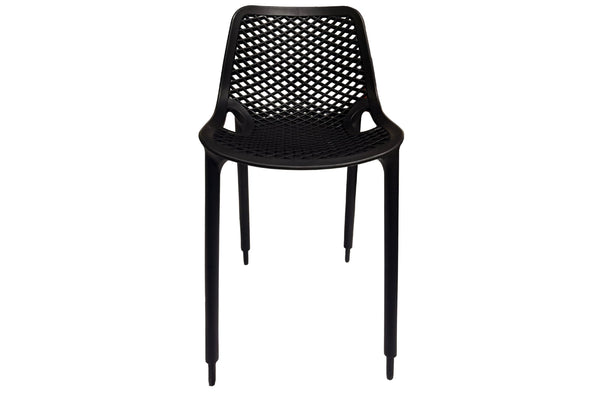 Silla negra con diseño de malla sobre fondo blanco