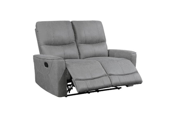 Loveseat reclinable de color gris sobre un fondo blanco. 