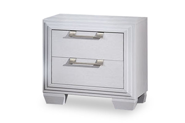 Mesa de noche con dos gavetas de color plateado sobre un fondo blanco. 