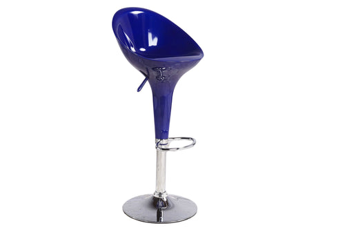 Taburete sin brazos con reposapiés, de color azul, y con base metálico ajustable en un fondo blanco. 