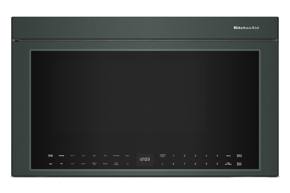 Un microondas KitchenAid para instalar sobre la encimera, con acabado en verde, puerta de cristal negro y panel de control digital en la parte inferior.