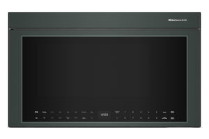 Un microondas KitchenAid para instalar sobre la encimera, con acabado en verde, puerta de cristal negro y panel de control digital en la parte inferior.