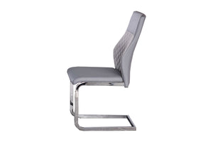 Silla gris con respaldo acolchado sobre fondo blanco.
