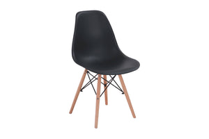 Silla negra con patas acabadas en madera marrón sobre un fondo blanco. 