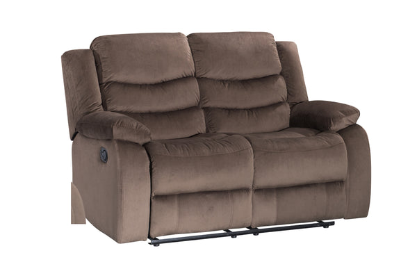 Loveseat reclinable de color marrón sobre un fondo blanco. 