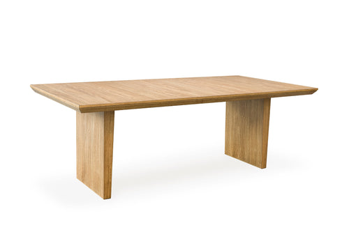 Acabado en roble natural, con un tope grueso y patas estilo bloque, sobre un fondo blanco sólido.