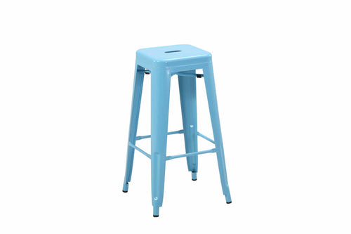 Taburete azul claro con reposapiés y sin respaldar en un fondo blanco. 