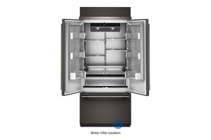 Vista superior de una nevera de doble puerta con ambas puertas abiertas, mostrando los estantes interiores y los compartimentos de la puerta. El exterior tiene un acabado en gris oscuro/negro, y hay un pequeño icono azul cerca de la parte inferior central que indica la ubicación del filtro de agua.