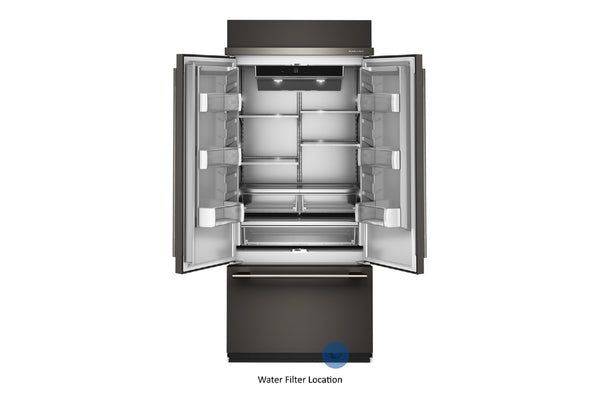 Vista superior de una nevera de doble puerta con ambas puertas abiertas, mostrando los estantes interiores y los compartimentos de la puerta. El exterior tiene un acabado en gris oscuro/negro, y hay un pequeño icono azul cerca de la parte inferior central que indica la ubicación del filtro de agua.