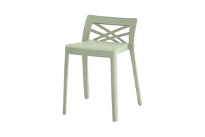 Silla verde de diseño moderno sobre fondo blanco.