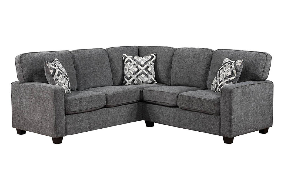 Un sofá seccional de tela gris con dos almohadas decorativas estampadas, que se muestra sobre un fondo blanco liso.