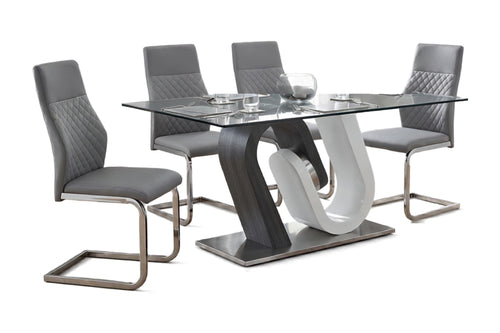 Juego de mesa de comedor con tablero de cristal y sillas modernas sobre fondo blanco.