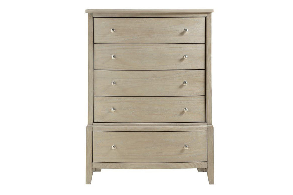 Chest hecho de madera de color crema con cinco gavetas sobre un fondo blanco. 