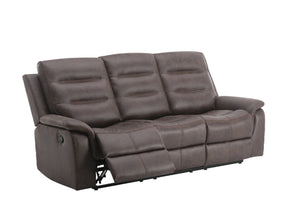 Sofá reclinable de tres plazas en tela marrón oscuro con respaldos acolchados, reposabrazos amplios y un asiento extendido en posición reclinada. El diseño incluye costuras decorativas visibles y mecanismo lateral manual para reclinación.