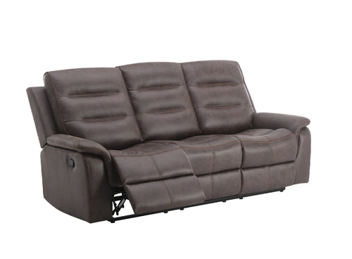 Sofá reclinable de tres plazas en tela marrón oscuro con respaldos acolchados, reposabrazos amplios y un asiento extendido en posición reclinada. El diseño incluye costuras decorativas visibles y mecanismo lateral manual para reclinación.
