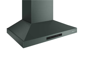 Una campana extractora de color verde oscuro con un diseño elegante y moderno, con un panel de control en el frente y un pequeño logotipo de la marca en blanco en el lado derecho, sobre un fondo blanco liso.
