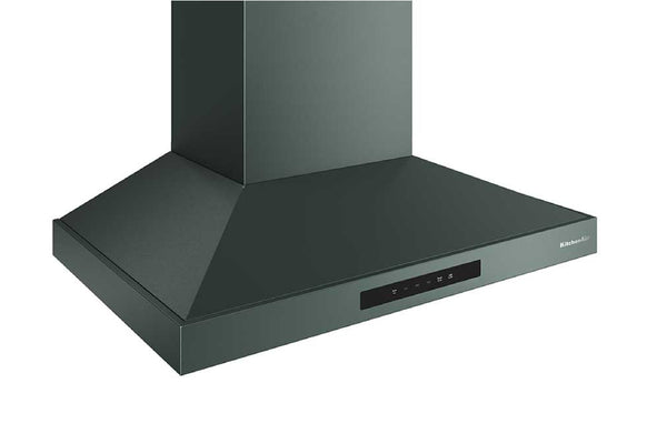 Una campana extractora de color verde oscuro con un diseño elegante y moderno, con un panel de control en el frente y un pequeño logotipo de la marca en blanco en el lado derecho, sobre un fondo blanco liso.