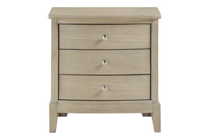 Mesa de noche hecha de madera de color crema con tres gavetas sobre un fondo blanco. 