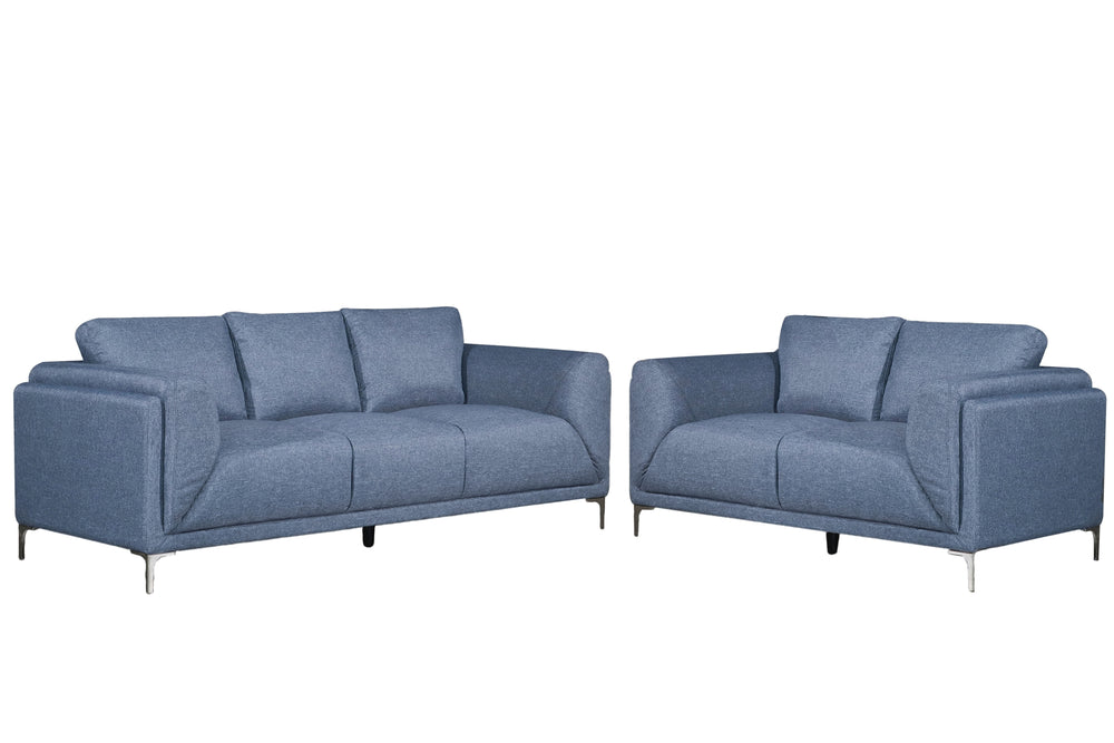 Sofá y loveseat de color gris en una sala con elementos decorativos. 