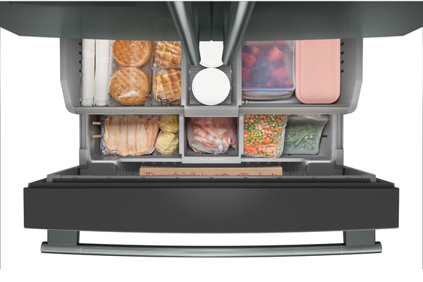 Gaveta de la nevera abierta que muestra los compartimentos organizados para almacenar alimentos, con productos envasados, pan, recipientes y verduras, fotografiado sobre un fondo blanco.