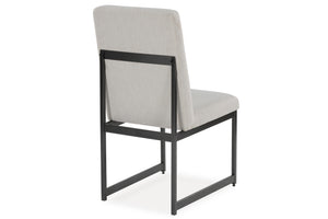 Silla con asiento y respaldo acolchados de color gris sobre fondo blanco.