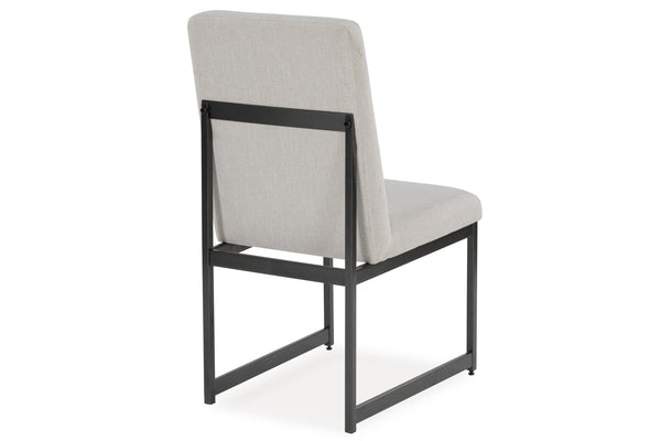 Silla con asiento y respaldo acolchados de color gris sobre fondo blanco.