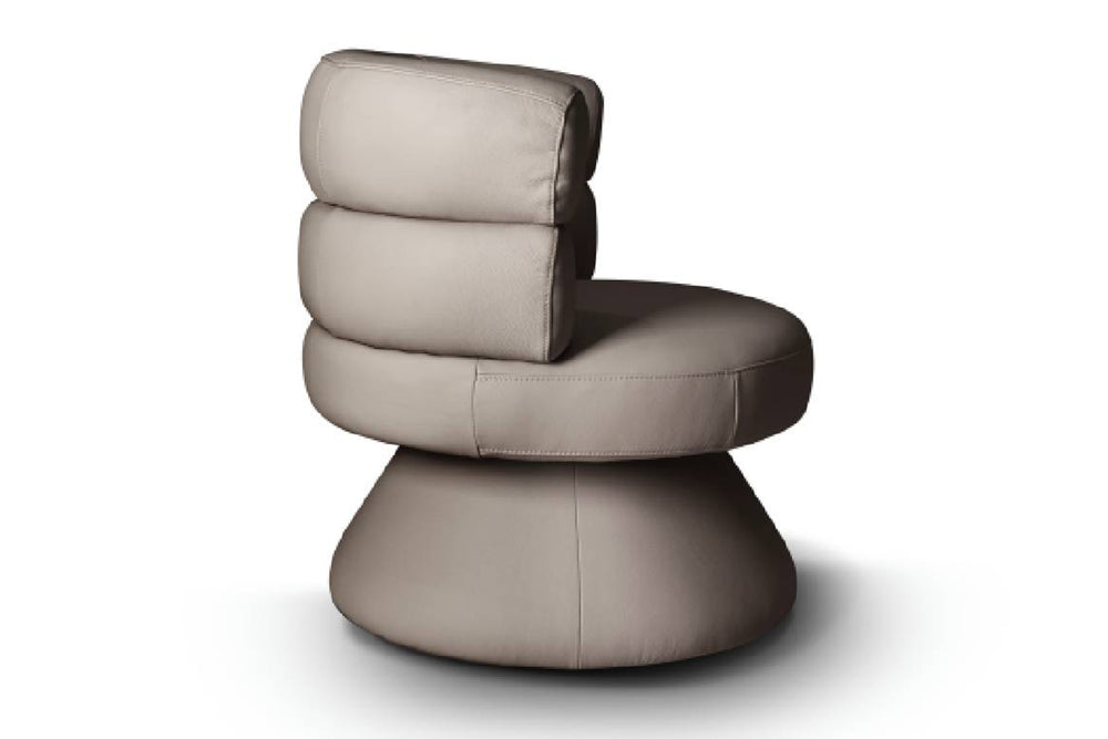 Silla de acento giradora y redonda de color beige sobre un fondo blanco. 