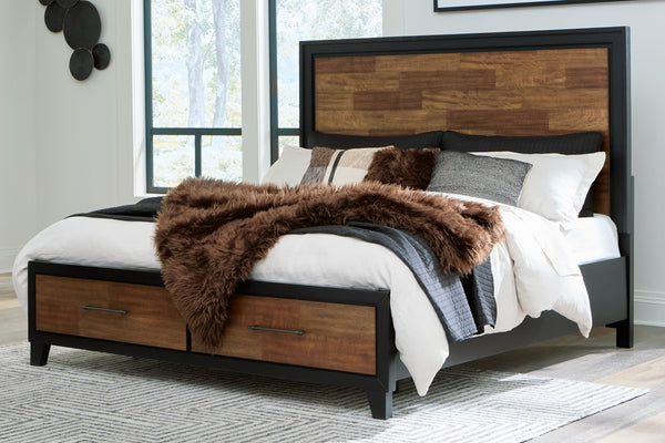 Cama de madera con ropa de cama y almohadas en un entorno de dormitorio.