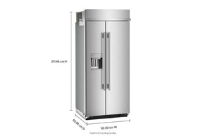 Nevera side-by-side de acero inoxidable con dispensador externo de agua, dos puertas verticales y manijas largas. La imagen muestra sus dimensiones: 211.45 cm de alto, 92.39 cm de ancho y 65.56 cm de profundidad sin incluir las manijas.