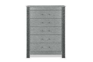 Chest gris texturizada con cinco cajones sobre fondo blanco
