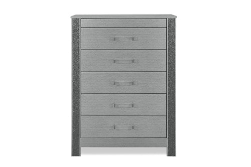 Chest gris texturizada con cinco cajones sobre fondo blanco