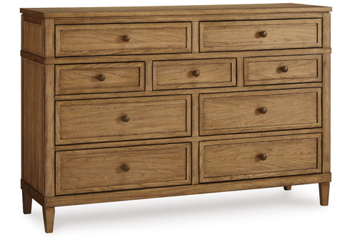 Gavetas de madera bronceada de nueve gavetas sobre fondo blanco.