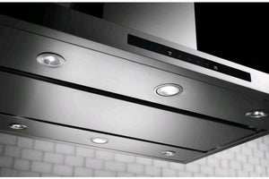 Vista inferior de una campana extractora KitchenAid en acero inoxidable con iluminación LED integrada, filtros de ventilación y panel de control electrónico. Diseñada para mejorar la visibilidad y eliminar humo, olores y vapores al cocinar.