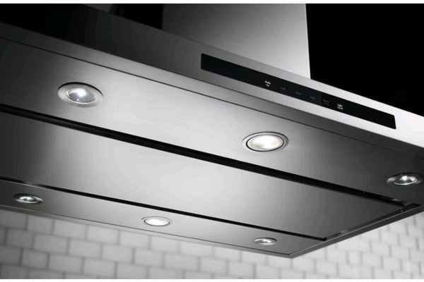 Vista inferior de una campana extractora KitchenAid en acero inoxidable con iluminación LED integrada, filtros de ventilación y panel de control electrónico. Diseñada para mejorar la visibilidad y eliminar humo, olores y vapores al cocinar.