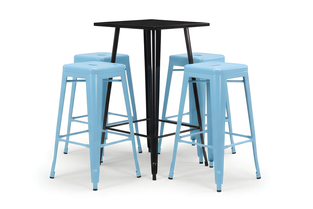 Mesa cuadrada negra con cuatro taburetes azules sobre un fondo blanco.