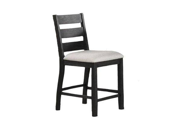 Silla de madera negra con cojín blanco sobre fondo blanco.