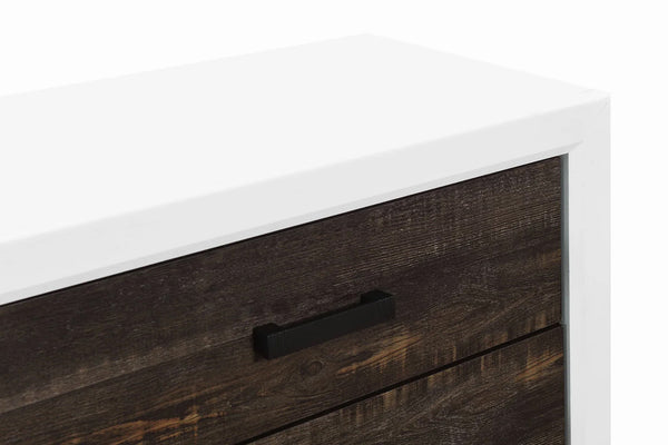 Vista cercana de tope de chest sobre un fondo blanco. 