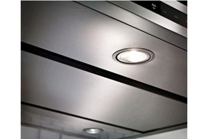 Vista inferior de una campana extractora KitchenAid en acero inoxidable con iluminación LED integrada, filtros de ventilación y panel de control electrónico. Diseñada para mejorar la visibilidad y eliminar humo, olores y vapores al cocinar.