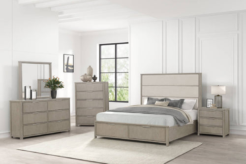 Juego de habitación hecho de madera de color gris claro con una cama, una mesa de noche, un chest y un gavetero con espejo. 