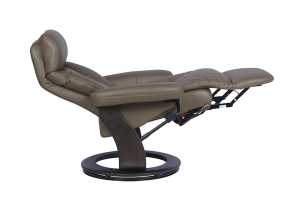 Sillón reclinable moderno color marrón, con reposacabezas, respaldo acolchado y reposapiés extendido, sostenido por un pedestal de madera oscura y base circular negra, sobre un fondo blanco.