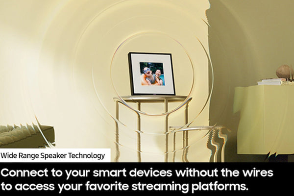 Marco de fotos digitales con bocinas sobre un soporte transparente que muestra una imagen, rodeada de elementos decorativos.