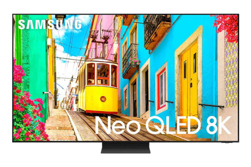 Televisor Samsung Neo QLED 8K que muestra una escena callejera colorida con un tranvía amarillo.