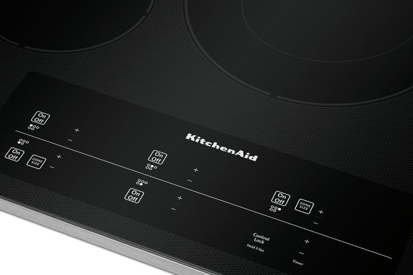 Primer plano de un tope de cocción eléctrica KitchenAid con panel de control.