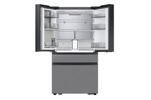 Nevera moderna con puertas abiertas sobre fondo blanco.