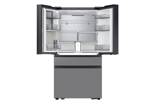 Nevera moderna con puertas abiertas sobre fondo blanco.