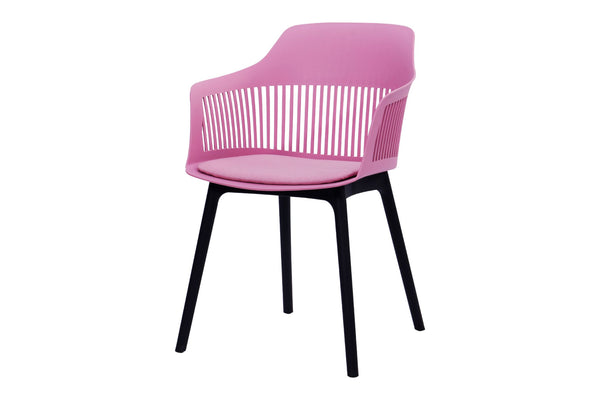 Silla rosa con patas negras y con respaldar en un fondo blanco. 