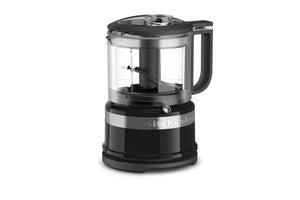 Procesador de alimentos KitchenAid en color negro y plateado con recipiente transparente, mostrado sobre un fondo blanco.